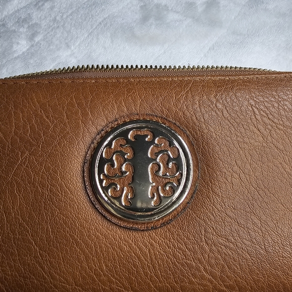 Rebecca & Rifka Saffiano Medallion Zip Around Wallet Women's Tan NWT - Picture 4 of 7